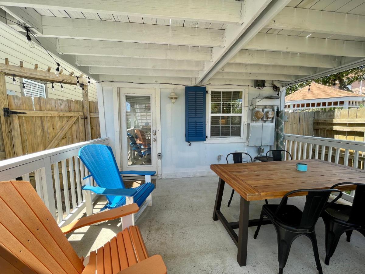 גלווסטון Seablue Cottage - Downstairs; 2 Blocks To The Beach מראה חיצוני תמונה